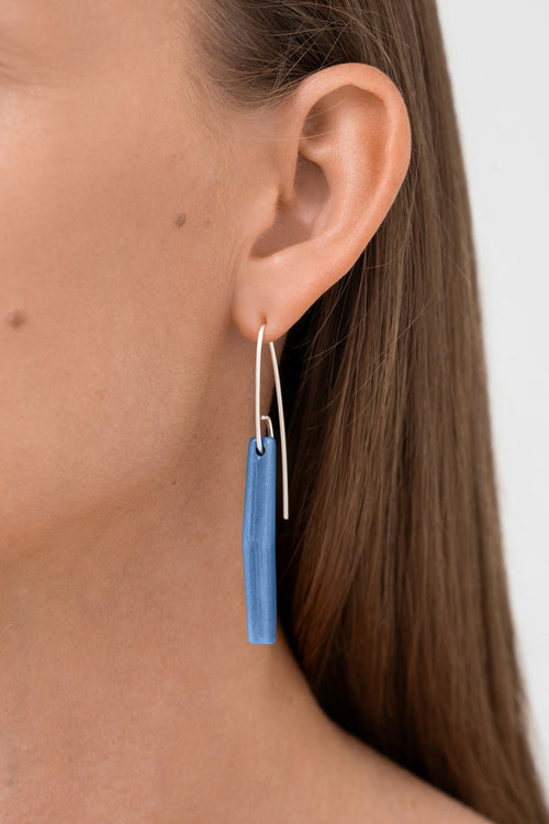 
Glazed blue porcelain statement earring with custom 925 sterling silver. Handcrafted by IAC member Márton Strohner. Limited series, made to order. STUDIO MASTRO
