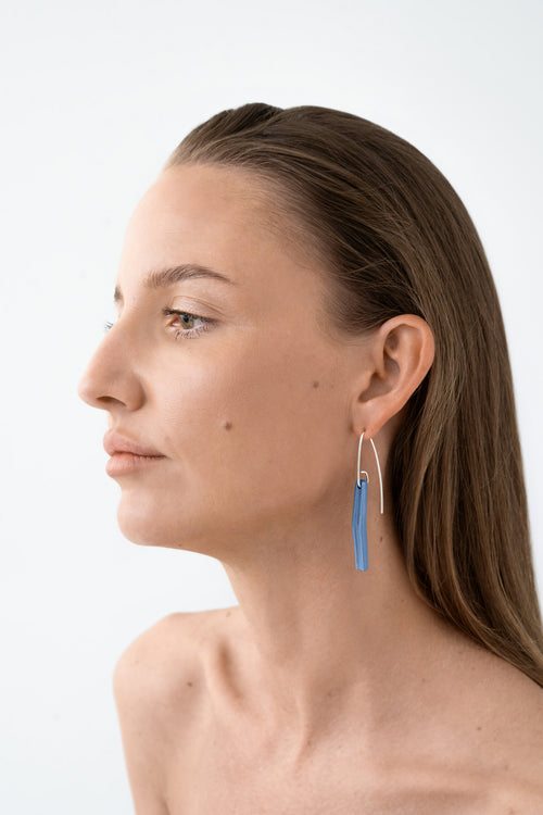 
Glazed blue porcelain statement earring with custom 925 sterling silver. Handcrafted by IAC member Márton Strohner. Limited series, made to order. STUDIO MASTRO
